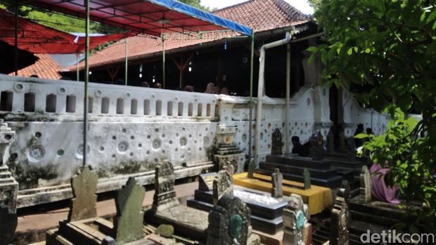 Makam Pangeran Bratalegawa di Astana Gunung Sembung