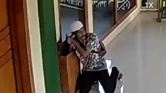 Maling uang di kotak amal Masjid Nurul Huda Desa Lowa, Kecamatan Comal, Pemalang tertangkap CCTV.