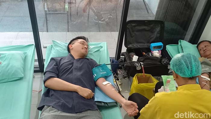 Mangkunegoro X saat donor darah di Posko Relawan Kami Gibran, di Kelurahan Sumber, Kecamatan Banjarsari, Kota Solo, Senin (22/7/2024).