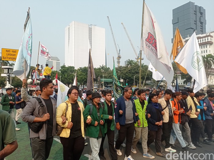 Massa Badan Eksekutif Mahasiswa Seluruh Indonesia (BEM SI) mulai mendatangi Patung Kuda di simpang Monumen Nasional (Monas), Jakarta Pusat. (Taufiq S/detikcom)