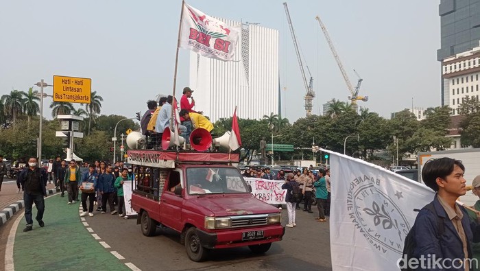 Mahasiswa Bergerak Menuju Patung Kuda untuk Menyuarakan Aspirasi