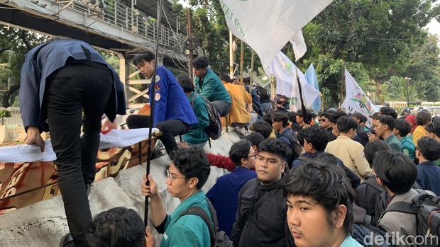 Massa Badan Eksekutif Mahasiswa Seluruh Indonesia (BEM SI) mulai mendatangi Patung Kuda di simpang Monumen Nasional (Monas), Jakarta Pusat. (Taufiq S/detikcom)