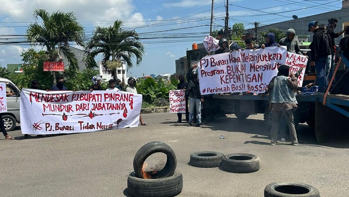 Massa dari Aliansi Pemuda dan Masyarakat Pinrang (APMP) menggeruduk kantor Bupati Pinrang menuntut Pj Bupati Pinrang Ahmadi Akil mundur.