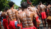 Adapun sub suku Moi Sigin melawan PT Sorong Agro Sawitindo (SAS) yang akan membabat 18.160 hektare hutan adat Moi Sigin untuk perkebunan sawit. PT SAS sebelumnya memegang konsesi seluas 40 ribu hektare di Kabupaten Sorong.