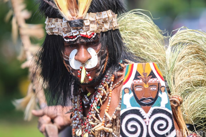 Sejumlah masyarakat adat Papua dan para aktivis melakukan aksi di depan Gedung Mahkamah Agung, Jakarta, Senin (22/7/2024). Mereka menuntut Mahkamah Agung menjatuhkan putusan hukum dan membatalkan izin perusahaan sawit untuk melindungi hutan adat di Papua.