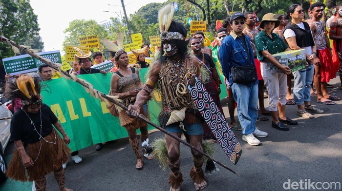 Masyarakat Suku Awyu dan Moi Gelar Aksi di Depan Gedung MA Sejumlah masyarakat adat Papua dan para aktivis melakukan aksi di depan Gedung Mahkamah Agung, Jakarta, Senin (22/7/2024). Mereka menuntut Mahkamah Agung menjatuhkan putusan hukum dan membatalkan izin perusahaan sawit untuk melindungi hutan adat di Papua.