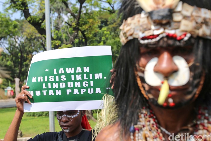 Sejumlah masyarakat adat Papua dan para aktivis melakukan aksi di depan Gedung Mahkamah Agung, Jakarta, Senin (22/7/2024). Mereka menuntut Mahkamah Agung menjatuhkan putusan hukum dan membatalkan izin perusahaan sawit untuk melindungi hutan adat di Papua.