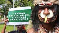 Mengenakan busana khas suku masing-masing, mereka menggelar doa dan ritual adat di depan kantor lembaga peradilan tertinggi itu, diiringi solidaritas mahasiswa Papua dan sejumlah organisasi masyarakat sipil.
