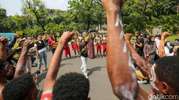 Sejumlah masyarakat adat Papua dan para aktivis melakukan aksi di depan Gedung Mahkamah Agung, Jakarta, Senin (22/7/2024). Mereka menuntut Mahkamah Agung menjatuhkan putusan hukum dan membatalkan izin perusahaan sawit untuk melindungi hutan adat di Papua.
