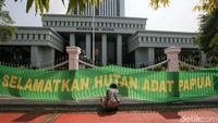 Lewat aksi damai ini, masyarakat adat suku Awyu dan suku Moi berharap Mahkamah Agung menjatuhkan putusan hukum yang melindungi hutan adat mereka.