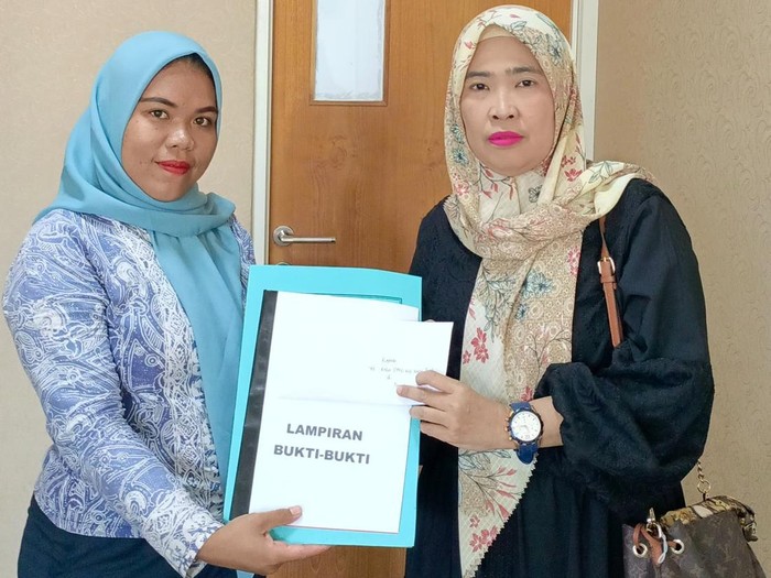 Melan Dumasari Gultom saat mengadukan Adi Bagus Karya Putra ke BKD DPRD Lombok Tengah, Senin (22/7/2024).