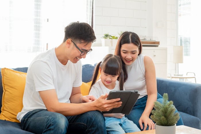 Mengawasi anak bermain gadget