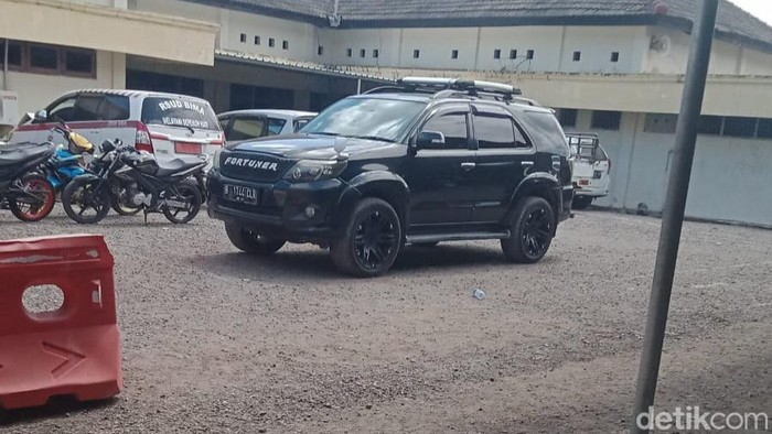 Mobil Fortuner milik Anggota DPRD Kabupaten Bima, Rafidin yang ditahan di Polres Bima, Senin (22/7/2024). (Dok. Rafiin/detikBali)