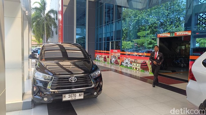 Mobil penyidik KPK terlihat terparkir di RSD Wongsonegoro (RSWN) Semarang, Senin (22/7/2024).