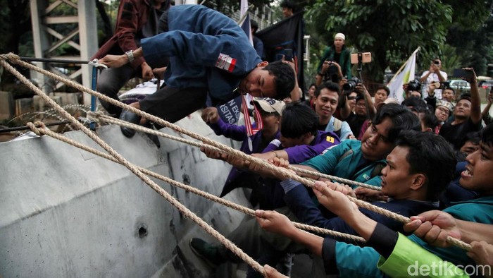 Momen Massa BEM SI Robohkan Barier di Patung Kuda Kericuhan terjadi dalam aksi demo BEM SI di Patung Kuda, Jakarta Pusat. Massa aksi menumbangkan satu barier beton yang ditariknya dengan tali tambang.