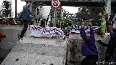 Momen Massa BEM SI Robohkan Barier di Patung Kuda