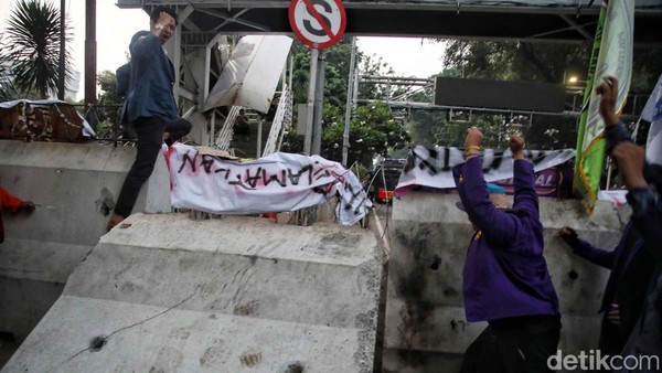 Momen Massa BEM SI Robohkan Barier di Patung Kuda