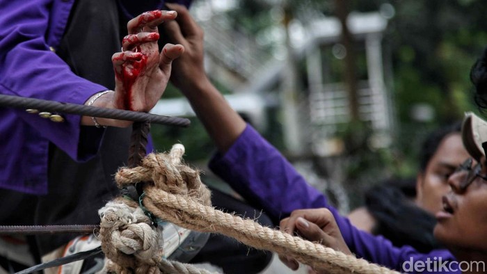 Kericuhan terjadi dalam aksi demo BEM SI di Patung Kuda, Jakarta Pusat. Massa aksi menumbangkan satu barier beton yang ditariknya dengan tali tambang.