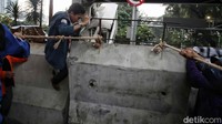 Kericuhan terjadi dalam aksi demo Badan Eksekutif Mahasiswa Seluruh Indonesia (BEM SI) di Patung Kuda, Jakarta Pusat. Massa aksi menumbangkan satu barier beton yang ditariknya dengan tali tambang.