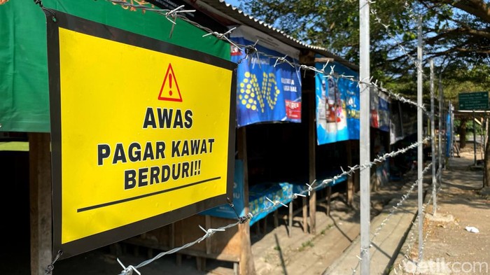 Pagar kawat berduri yang dipasang Pemkot Bandung di sekitar area GBLA