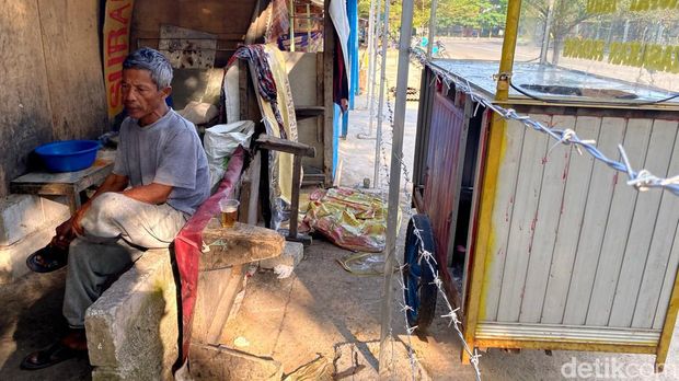Pagar kawat berduri yang dipasang Pemkot Bandung di sekitar area GBLA