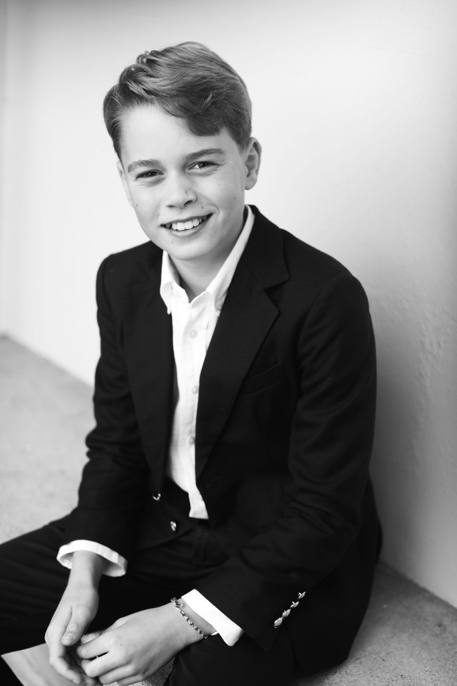 Gayanya makin dewasa lagi untuk foto resmi ulang tahun ke-11. Kali ini, ia memakai setelan berjas, tapi dengan kancing kerah kemeja putihnya yang dibiarkan terbuka sehingga masih tetap memberi kesan santai.  (Foto: X/@KensingtonRoyal)