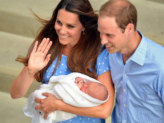 Setelah setahun menikah, Pangeran William dan Kate Middleton dikarunia momongan pertama. Pasangan yang kala itu bergelar Duke dan Duchess of Cambridge resmi menjadi orangtua berkat kehadiran Pangeran George yang lahir pada 22 Juli 2013. (Foto: John Stillwell/WPA-Pool/Getty Images)