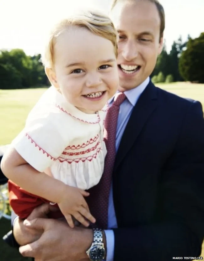 Inilah potret resmi ulang tahun ke-2 Pangeran George. Ia dipotret bersama ayahnya. Momen manis ayah-anak itu diabadikan oleh fotografer fashion ternama Mario Testino. (Foto: Dok. Kensington Royal/Mario Testino)