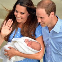 Setelah setahun menikah, Pangeran William dan Kate Middleton dikarunia momongan pertama. Pasangan yang kala itu bergelar Duke dan Duchess of Cambridge resmi menjadi orangtua berkat kehadiran Pangeran George yang lahir pada 22 Juli 2013. (Foto: John Stillwell/WPA-Pool/Getty Images)