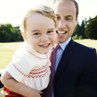 Inilah potret resmi ulang tahun ke-2 Pangeran George. Ia dipotret bersama ayahnya. Momen manis ayah-anak itu diabadikan oleh fotografer fashion ternama Mario Testino. (Foto: Dok. Kensington Royal/Mario Testino)