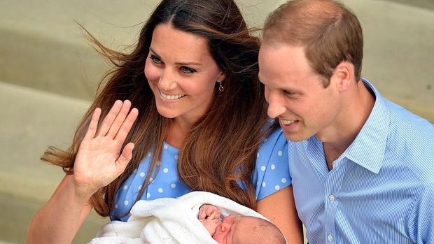 LONDON, ENGLAND - JULY 23:  Prince William, Duke of Cambridge and Catherine, Duchess of Cambridge depart The Lindo Wing with their newborn son at St Mary's Hospital on July 23, 2013 in London, England. The Duchess of Cambridge yesterday gave birth to a boy at 16.24 BST and weighing 8lb 6oz, with Prince William at her side. The baby, as yet unnamed, is third in line to the throne and becomes the Prince of Cambridge.  (Photo by John Stillwell/WPA-Pool/Getty Images)
