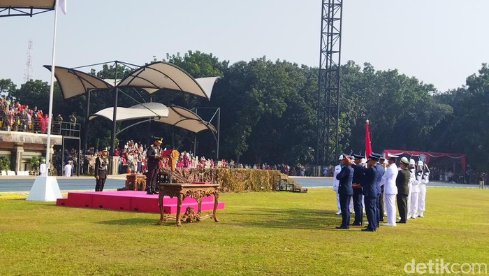 Panglima TNI Jenderal Agus Subiyanto melantik 350 Perwira Prajurit Karier tahun anggaran 2024 di Mabes TNI, Cilangkap, Jaktim. (Kurniawan F/detikcom)