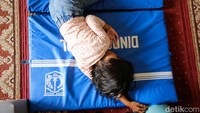 Anak-anak panti asuhan tampak tidur beralaskan kasur lipat dari sumbangan.