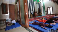 Sebanyak 20 orang anak panti asuhan terpaksa mengungsi di masjid untuk sementara waktu.