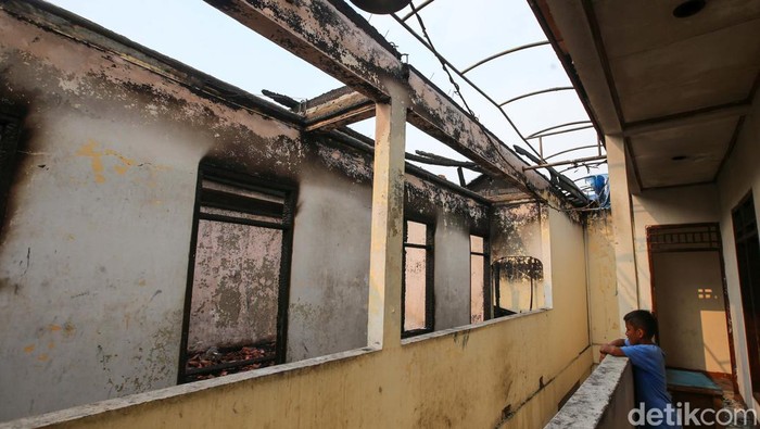 Sejumlah anak Panti Asuhan dan Rumah Hafidz Al Khairan beristirahat di Masjid Al Khairan, Pondok Kelapa, Duren Sawit, Jakarta Timur, Senin (22/7/2024). Mereka mengungsi akibat Panti Asuhan yang mereka tempati terbakar pada hari Minggu (21/7) lalu.