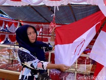 Pedagang Bendera di Surabaya Mulai Ramai Pembeli Jelang Agustusan