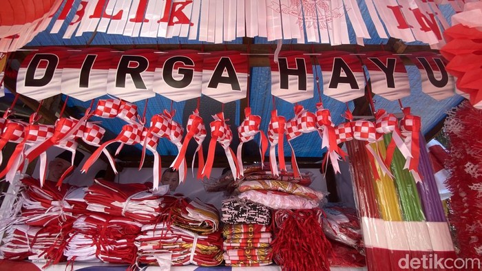 Pedagang Pernak-Pernik Agustusan di Surabaya