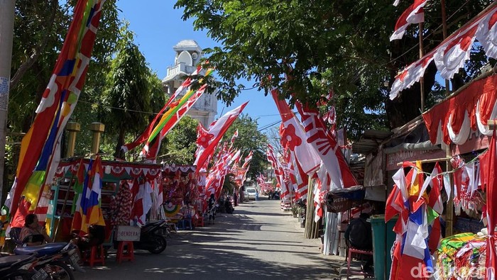 Pedagang Pernak-Pernik Agustusan di Surabaya Pedagang Pernak-Pernik Agustusan di Surabaya