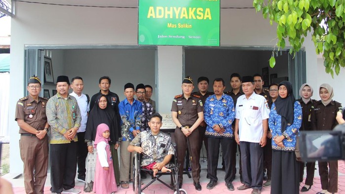 Pemberian hadiah seniman difabel oleh Kejari Tuban