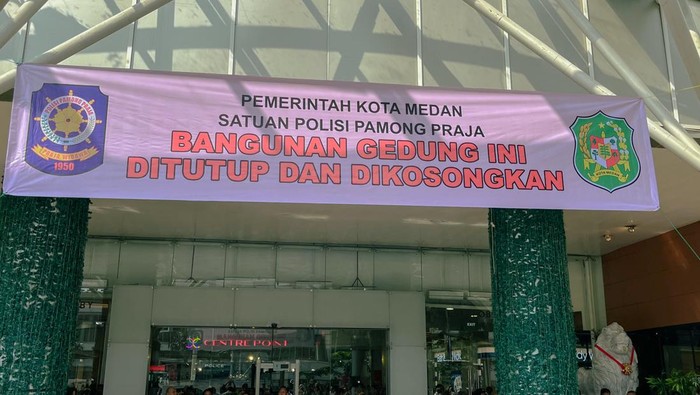 Pemkot Medan pasang spanduk penutupan dan pengosongan Mal Centre Point (Dok. Pemkot Medan)