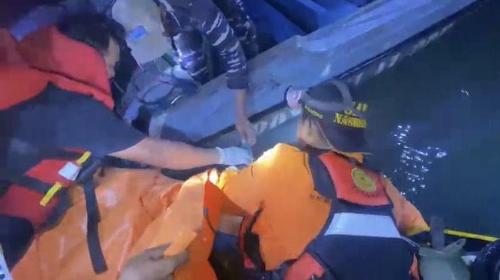 Tim Basarnas mengevakuasi jasad korban kecelakaan kapal di Penajam Paser Utara (PPU), Kalimantan Timur (Kaltim).