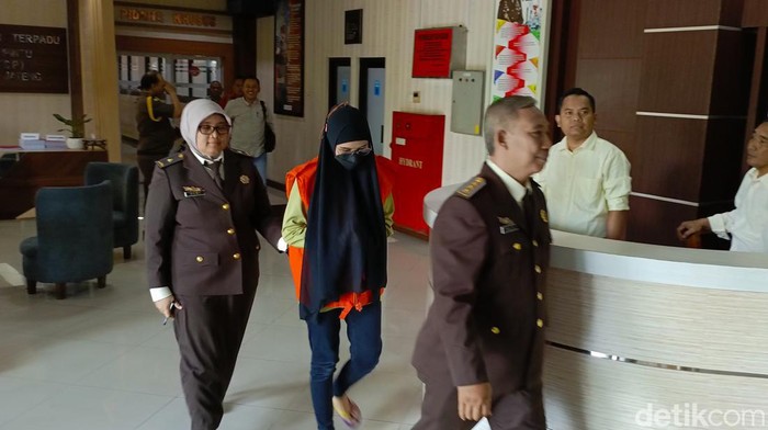 DP, tersangka Kejaksaan Tinggi Jateng digelandang menuju mobil tahanan, Senin (22/7/2024).