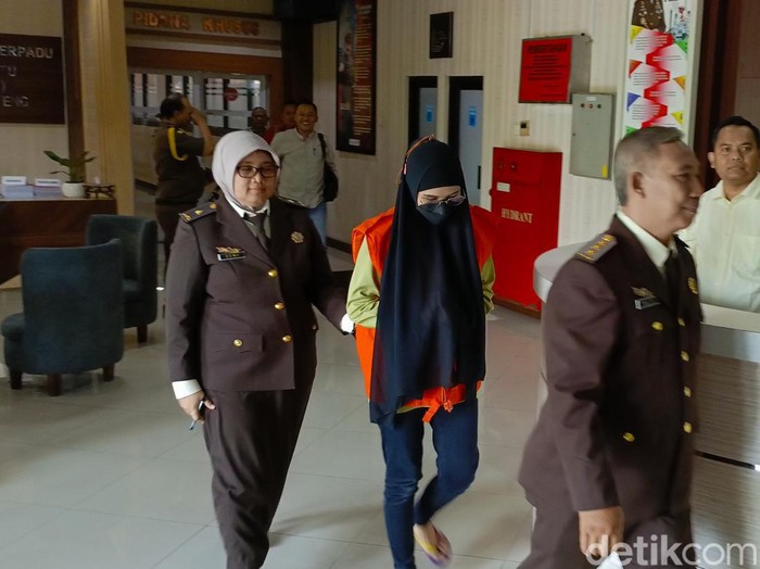 DP, tersangka Kejaksaan Tinggi Jateng digelandang menuju mobil tahanan, Senin (22/7/2024).