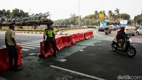 Kendaraan yang hendak melintas ke arah Istana dialihkan ke Jalan Medan Merdeka Selatan.