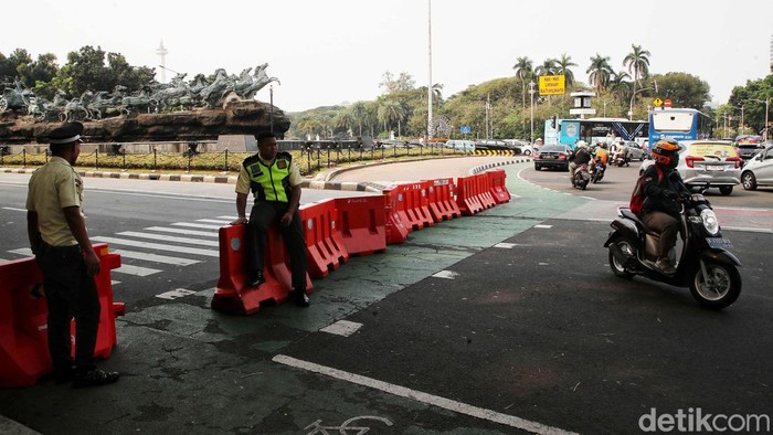 Badan Eksekutif Mahasiswa Seluruh Indonesia (BEM SI) akan menggelar unjuk rasa di kawasan Patung Kuda, Jakarta, Senin (22/7/2024). Menjelang demo, polisi menutup Jalan Medan Merdeka Barat.