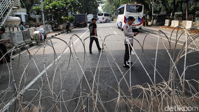 Penutupan Jalan Jelang Demo BEM SI di Patung Kuda Badan Eksekutif Mahasiswa Seluruh Indonesia (BEM SI) akan menggelar unjuk rasa di kawasan Patung Kuda, Jakarta, Senin (22/7/2024). Menjelang demo, polisi menutup Jalan Medan Merdeka Barat.