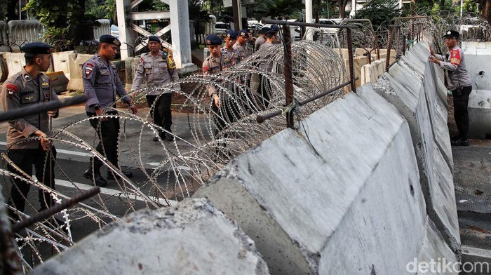 Penutupan Jalan Jelang Demo BEM SI di Patung Kuda Badan Eksekutif Mahasiswa Seluruh Indonesia (BEM SI) akan menggelar unjuk rasa di kawasan Patung Kuda, Jakarta, Senin (22/7/2024). Menjelang demo, polisi menutup Jalan Medan Merdeka Barat.