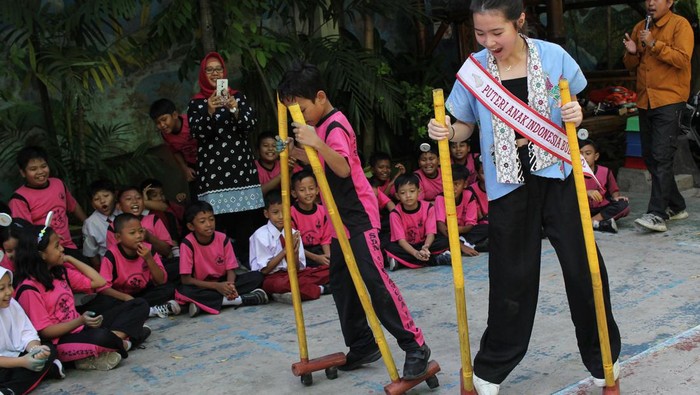 Sejumlah siswa bermain permainan tradisional balogo di SD Negeri Airlangga I, Surabaya, Jawa Timur, Senin (22/7/2024). Pengenalan berbagai permainan tradisional kepada pelajar bersama Komunitas Kampoeng Dolanan dan juga belajar mewarna kain menggunakan teknik Jumputan itu untuk menyambut Hari Anak Nasional. ANTARA FOTO/Didik Suhartono/tom.