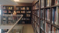 Kurang lebih koleksi buku-buku di Perpustakaan Erasmus Huis ini mencapai 6.000 buku, semua terpajang rapi di setiap raknya, ada di rak lantai satu dan rak lantai dua. Variasi buku di sini pun beragam seperti buku anak, biografi, sejarah hingga buku kebudayaan Indonesia Pencak Silat yang berbahasa Belanda.  