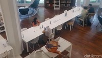 Belum banyak yang mengetahui jika di dalam Kantor Kedutaan Besar Belanda di Indonesia terdapat perpustakaan yang bisa diakses oleh masyarakat umum yakni Perpustakaan Erasmus Huis. Jika ingin mengunjungi perpustakaan ini masyarakat tinggal bertanya kepada petugas penjaga yang nantinya akan mengarahkan ke area perpustakaan.  